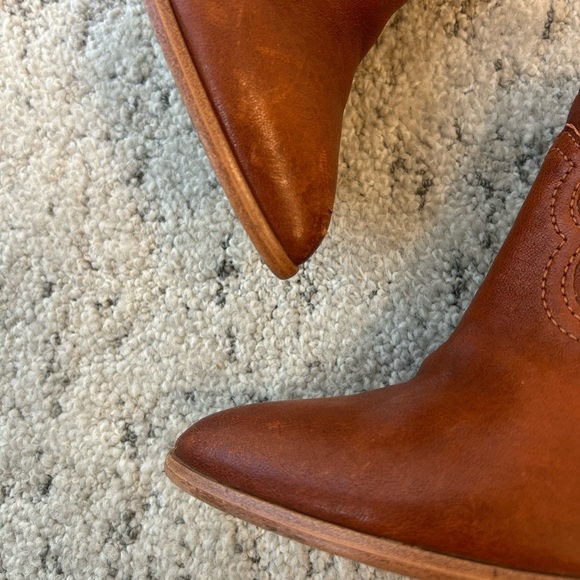 Frye 8 “Raina” in Cognac NEWER worn once— heel tag still in. Classic and quality - Picture 3 of 12